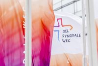 Dritte Synodalversammlung des Synodalen Weges: Die Flaggen des Synodalen Weges vor dem Congress Centrum Frankfurt.